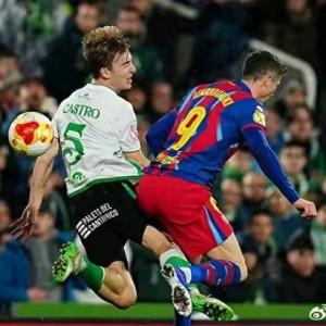 ng28下载-莱万不慌！手握沙特美职联offer，巴萨却成最煎熬的人|巴塞罗那|罗伯特·莱万多夫斯基|罗马诺|贝克汉姆|欧冠_新浪体育_新浪新闻